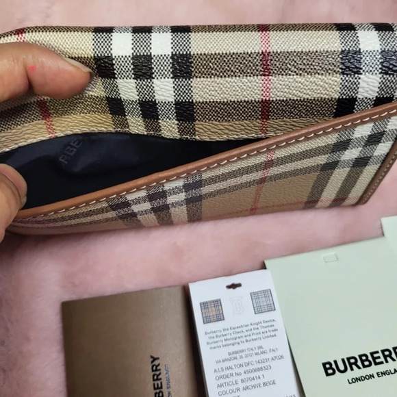 Burberry nova check full size wallet new never used - Picture 16 of 16